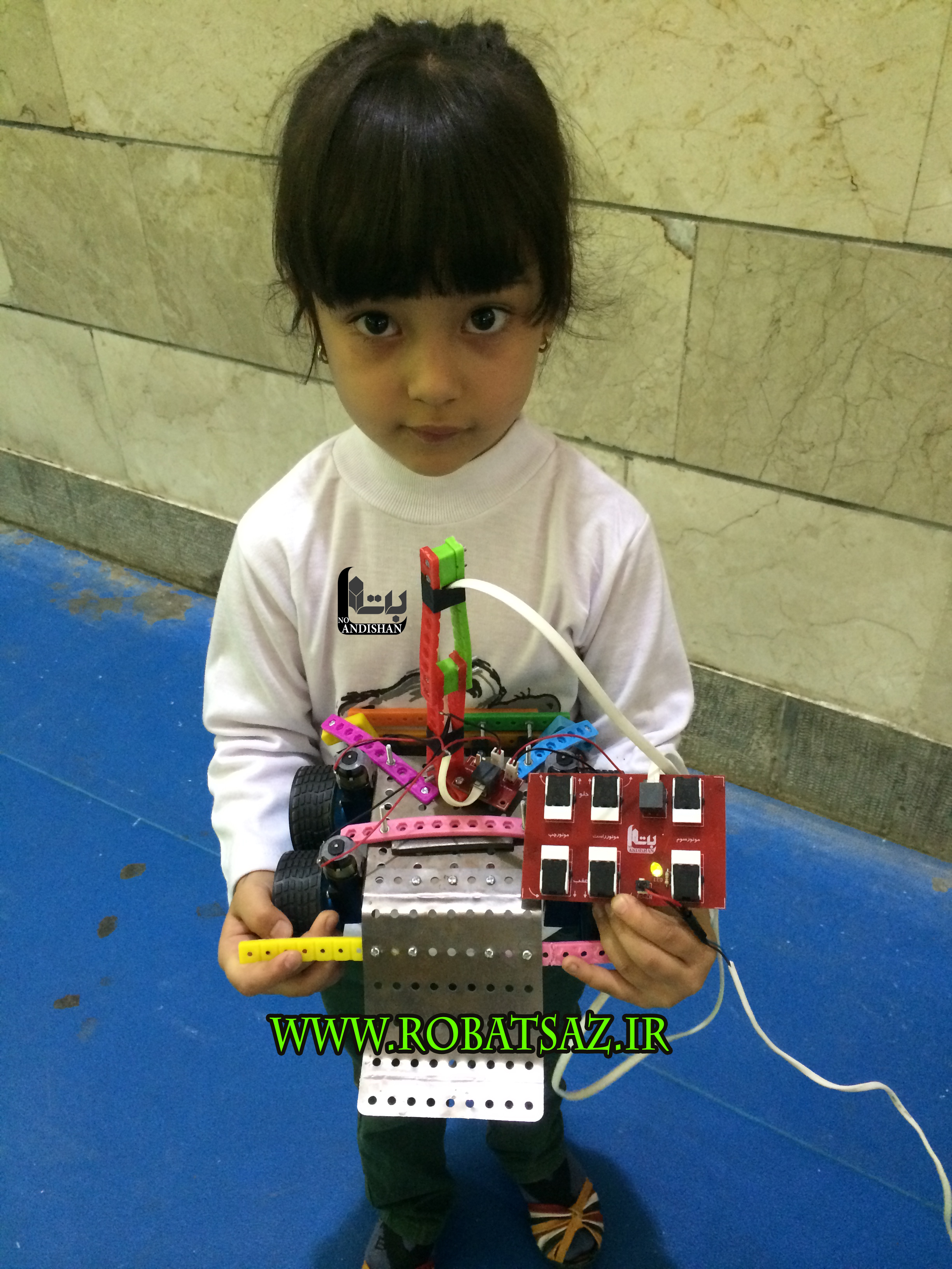  دختر کوچولوی ربات ساز آماده شرکت در مسابقه جنگ ربات ها 