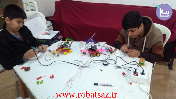  عکس دانش آموزان ربات ساز امیدیه در حال ساخت ربات
