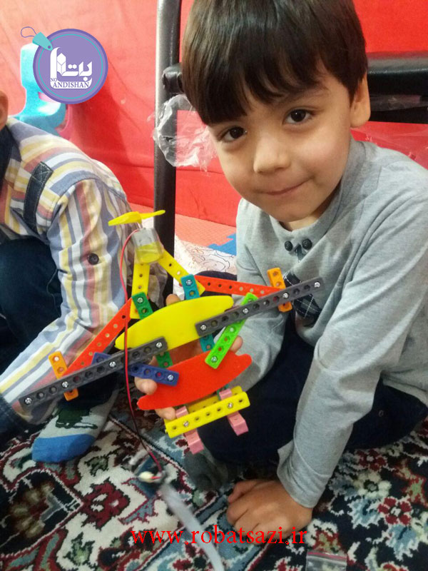  ساخت یک هواپیمای خیلی زیبا توسط دانش آموز ربات ساز در نمایندگی تهران خانم سجده