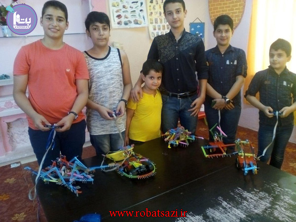  عکس دانش آموزان ربات ساز در رشت با مدیریت آقای مهندس ابراهیمی