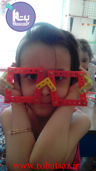 عکس با ماکت عینک ساخته دست خود کوچولوهای میانه 