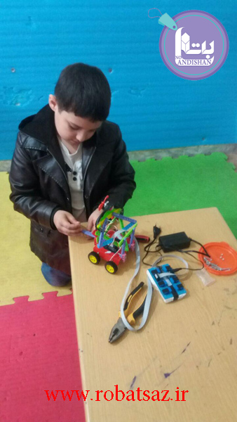  عکس دانش آموز در حال ساخت ربات جنگجو در شیروان