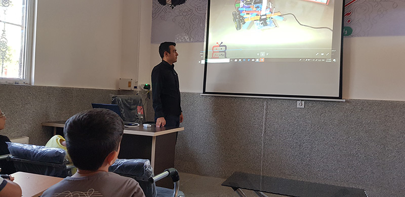  آموزش رباتیک در تهران توسط نمایندگی موسسه نواندیشان ربات ساز جناب آقای مهندس هاشمی