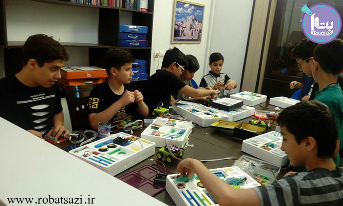 کلاس رباتیک در حال برگزاری در تهران توسط سرکار خانم حسینی