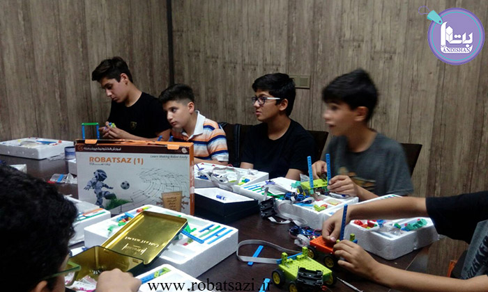  آموزش ساخت ربات جنگجو به کمک پک ربات ساز1 در مدارس تهران