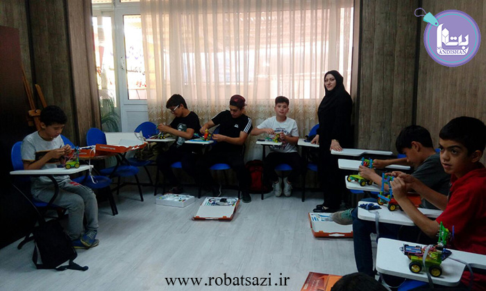  سرکار خانم حسینی یکی از مدرسین دلسوز و فعال شرکت ربات ساز در شهر تهران به همراه دانش آموزان