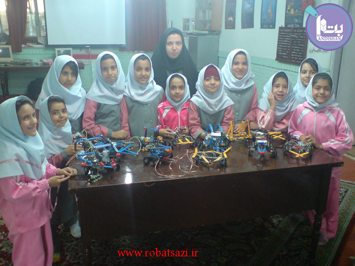  کلاس رباتیک در مدارس دخترانه با مربی خانم شرککت ربات ساز در سراسر کشور
