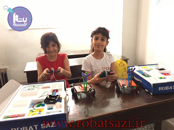  عکس کلاس رباتیک در رشت خانم رضا نژاد