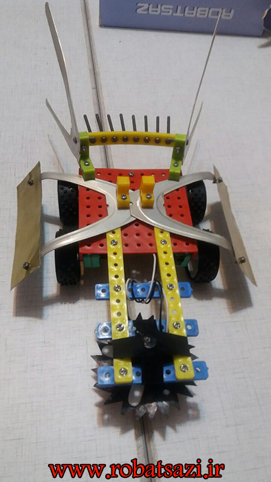  دانش آموز خلاق شهرکردی ربات جنگجوی جالبی ساخته خدا قوت