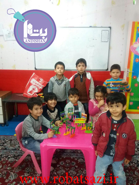  ساخت ماکت صندلی در کلاس کوچولوهای خلاق در تهران به مدیریت خانم سجده